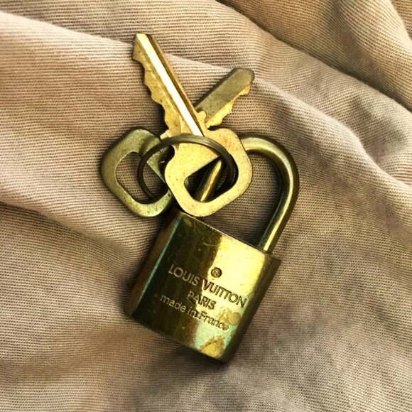 Louis Vuitton Red Cannes Vanity Case with exterior is classic LV EPI Leather - Picture 4 of 12